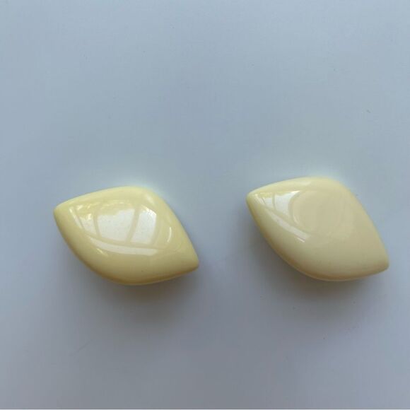 Vintage 90s Monet Signed Post Back Large Shell Earrings Designer Costume Jewelry - Picture 2 of 6